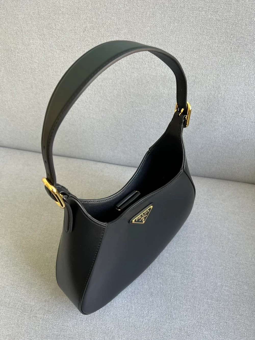 프라다 미디엄 클레오 레더 숄더백 블랙