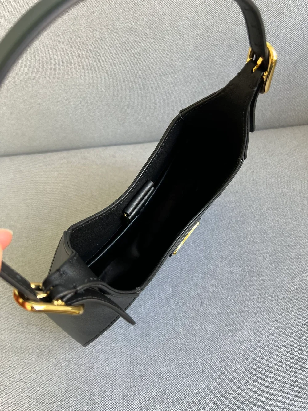 프라다 미디엄 클레오 레더 숄더백 블랙