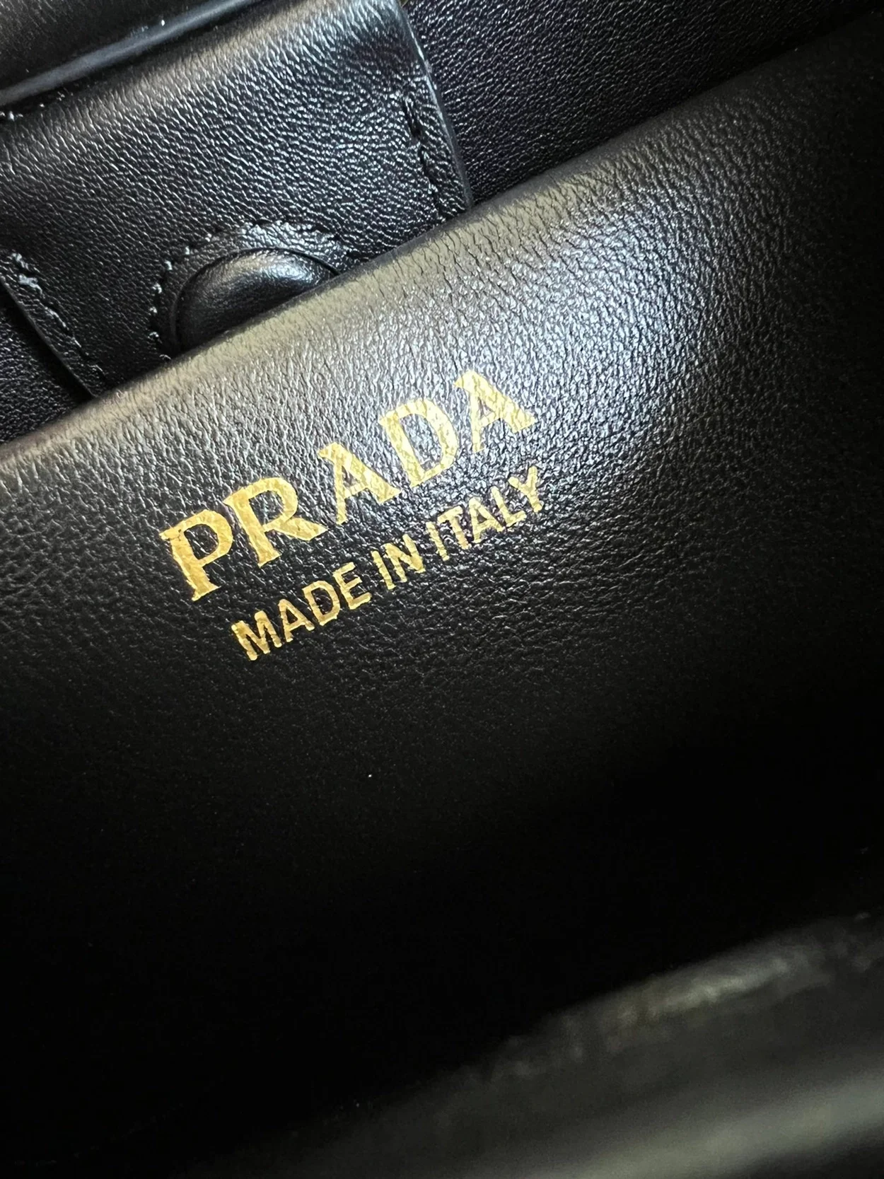 프라다 미디엄 클레오 레더 숄더백 블랙