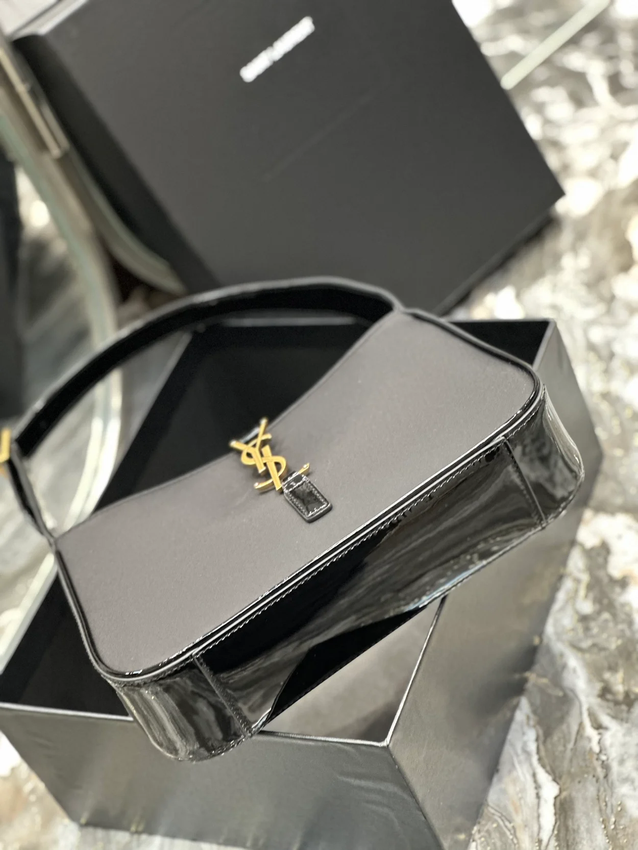 생로랑 LE 5 A 7 카바스 레더 호보백 블랙 골드