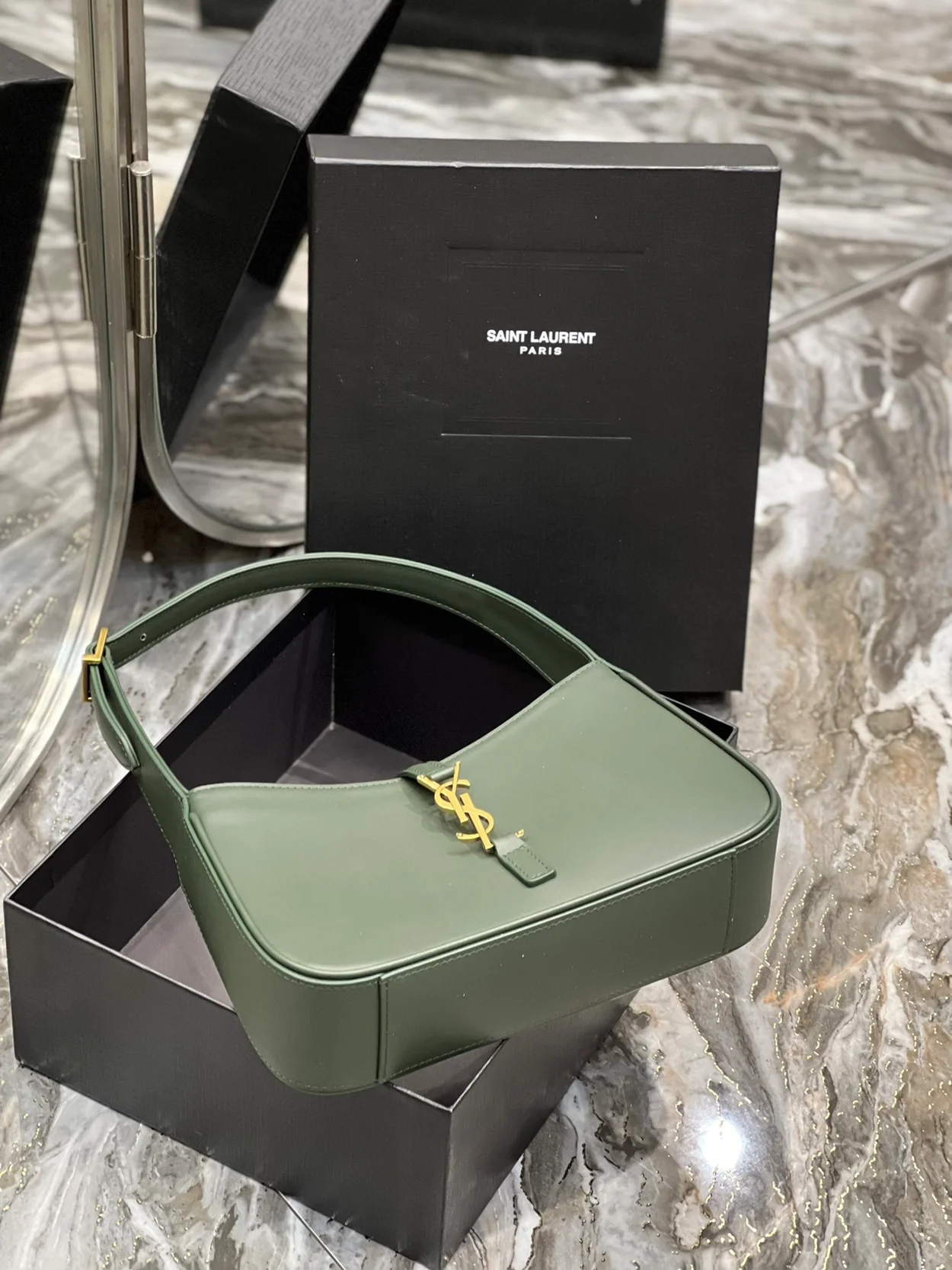 생로랑 LE 5 A 7 카바스 레더 호보백 다크 그린