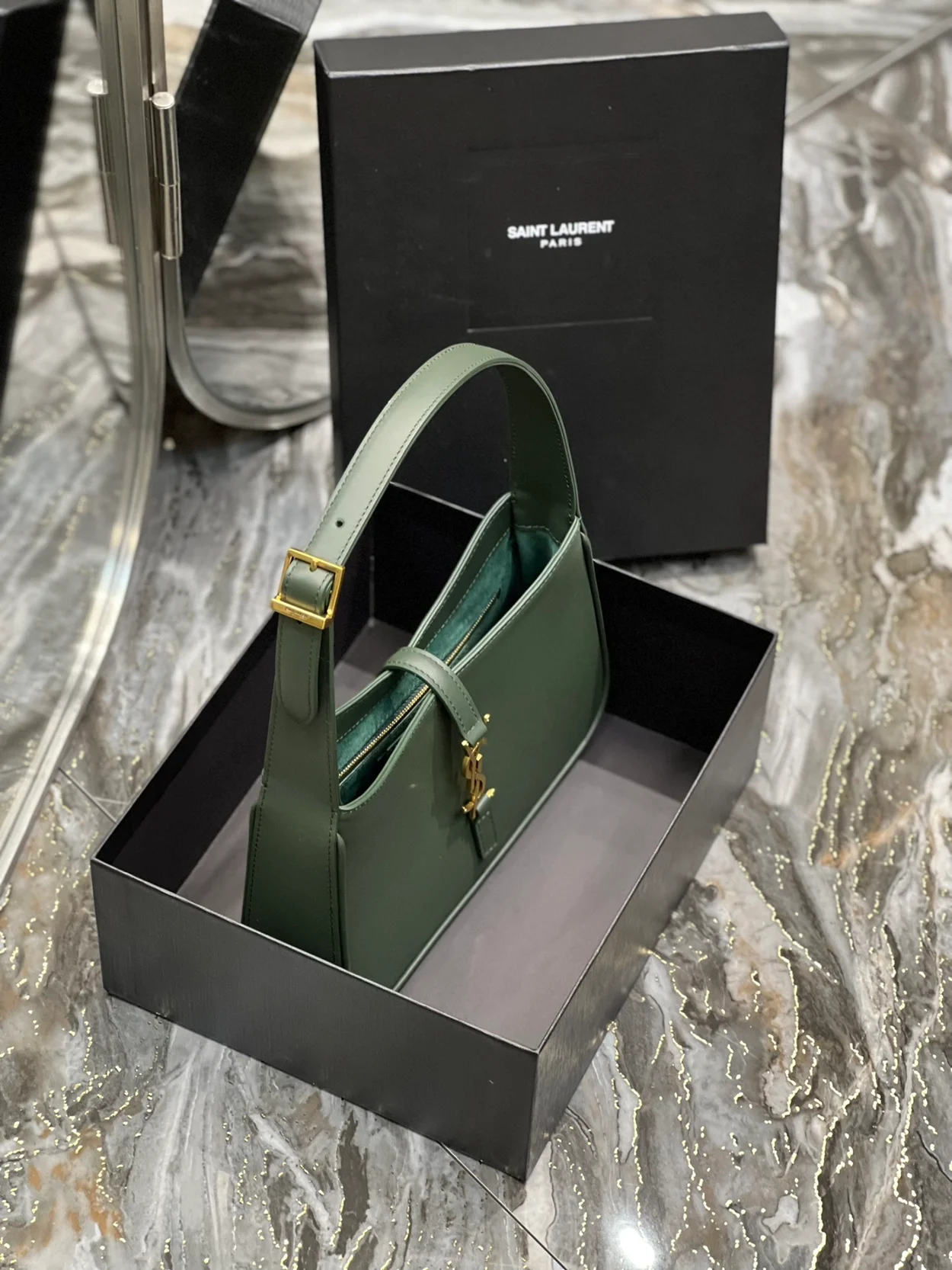 생로랑 LE 5 A 7 카바스 레더 호보백 다크 그린