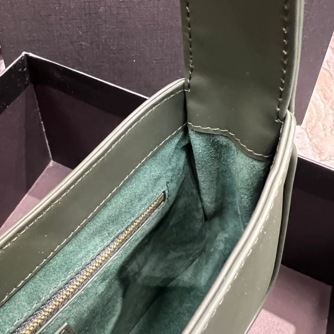 생로랑 LE 5 A 7 카바스 레더 호보백 다크 그린