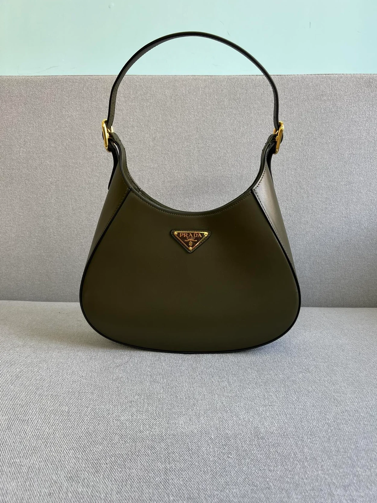 프라다 미디엄 클레오 레더 숄더백 카키