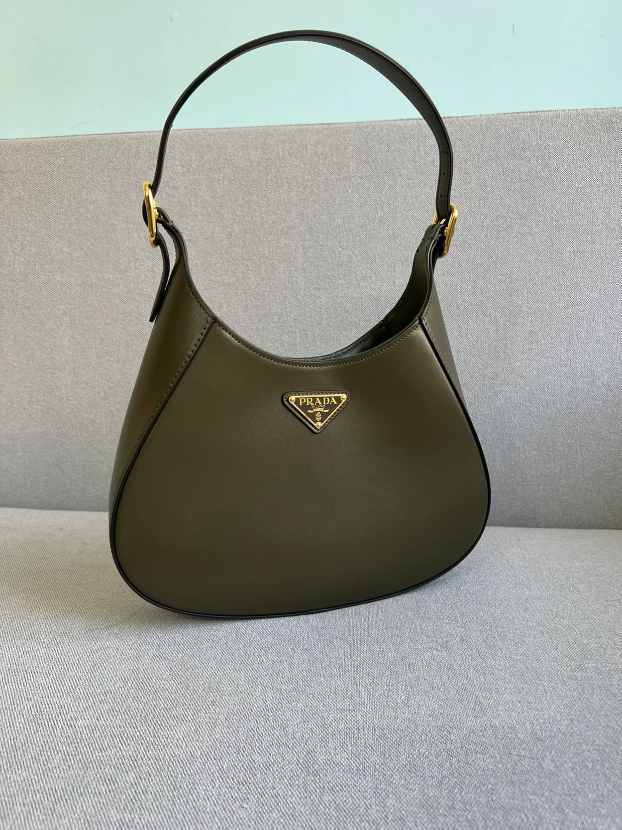 프라다 미디엄 클레오 레더 숄더백 카키