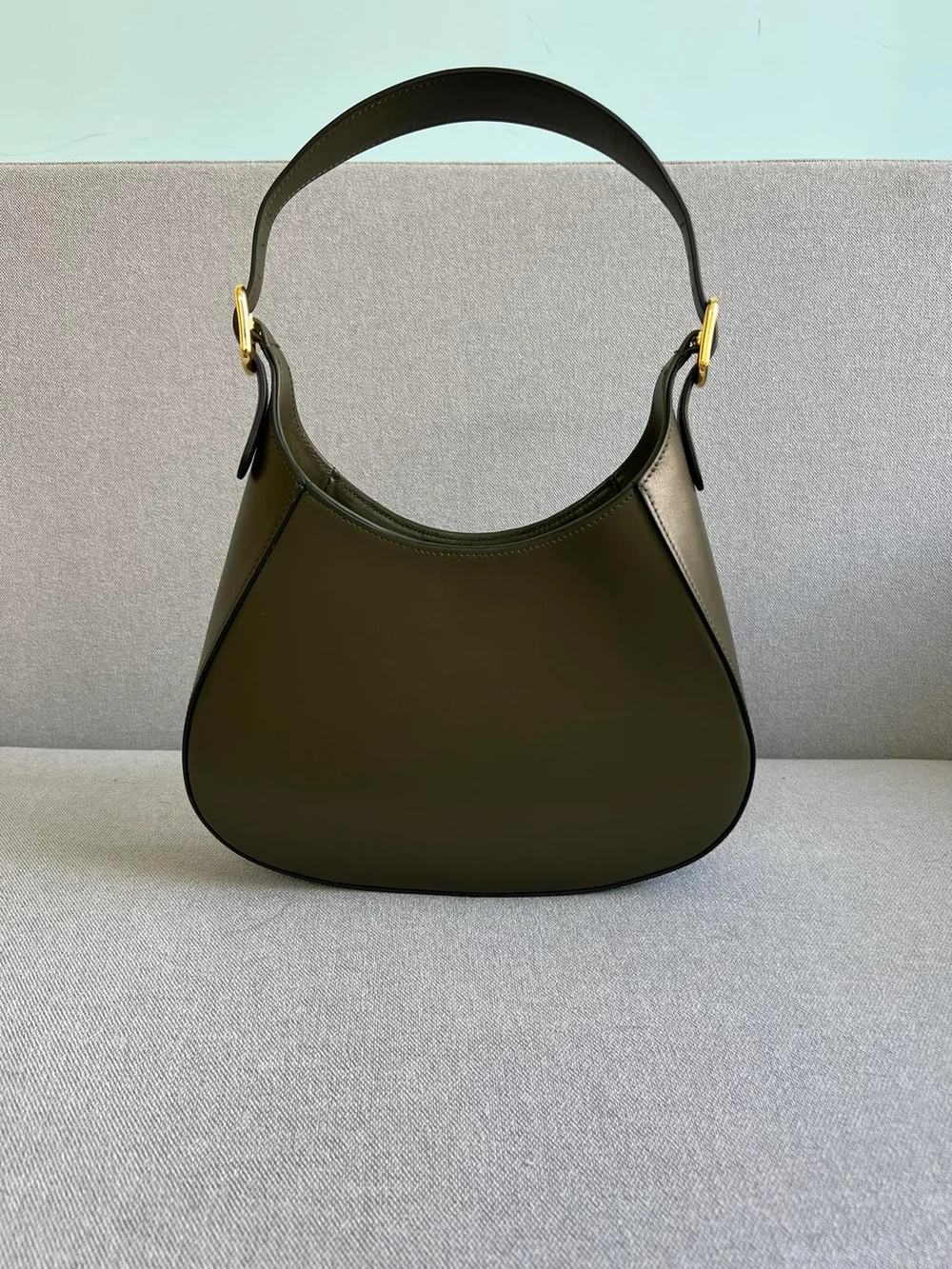 프라다 미디엄 클레오 레더 숄더백 카키