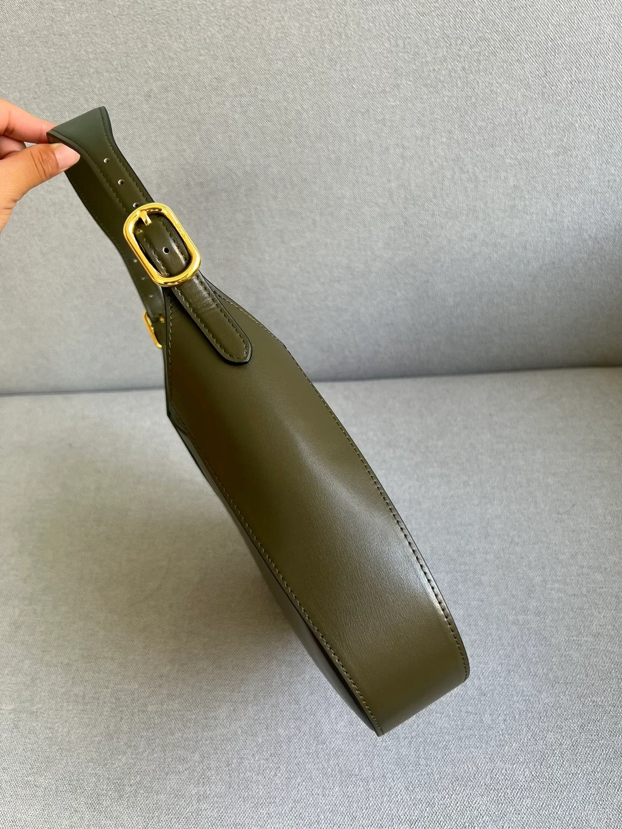 프라다 미디엄 클레오 레더 숄더백 카키