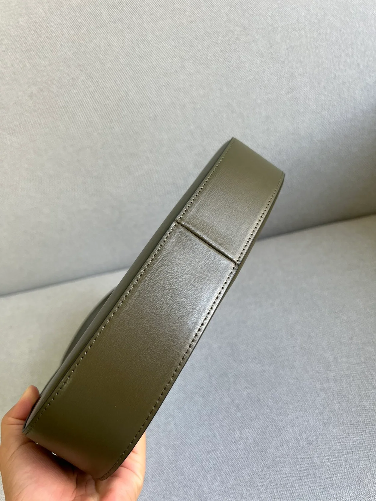 프라다 미디엄 클레오 레더 숄더백 카키