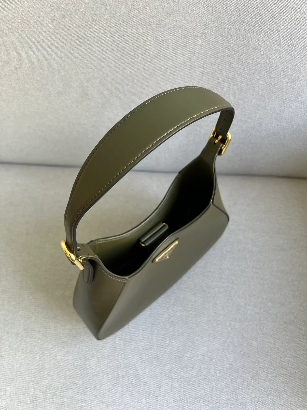 프라다 미디엄 클레오 레더 숄더백 카키