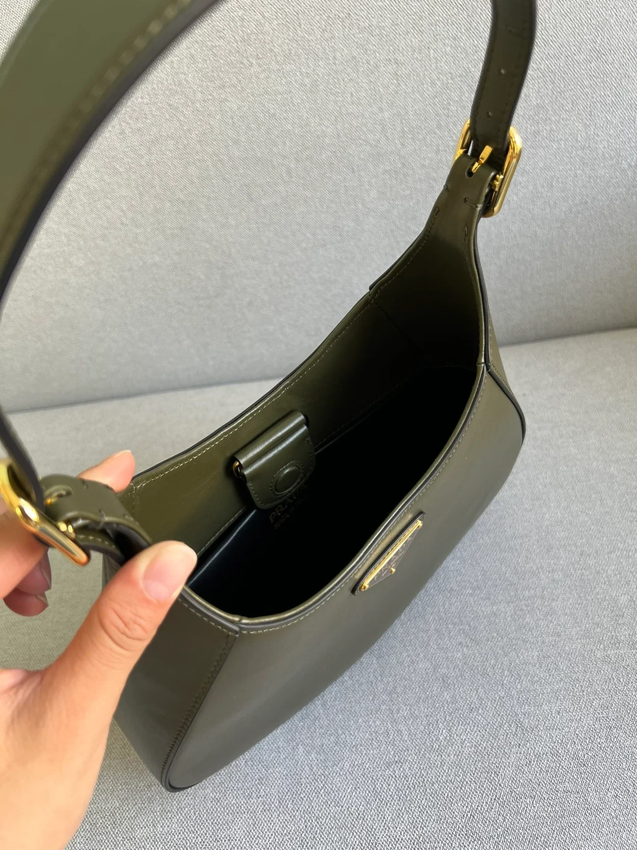 프라다 미디엄 클레오 레더 숄더백 카키