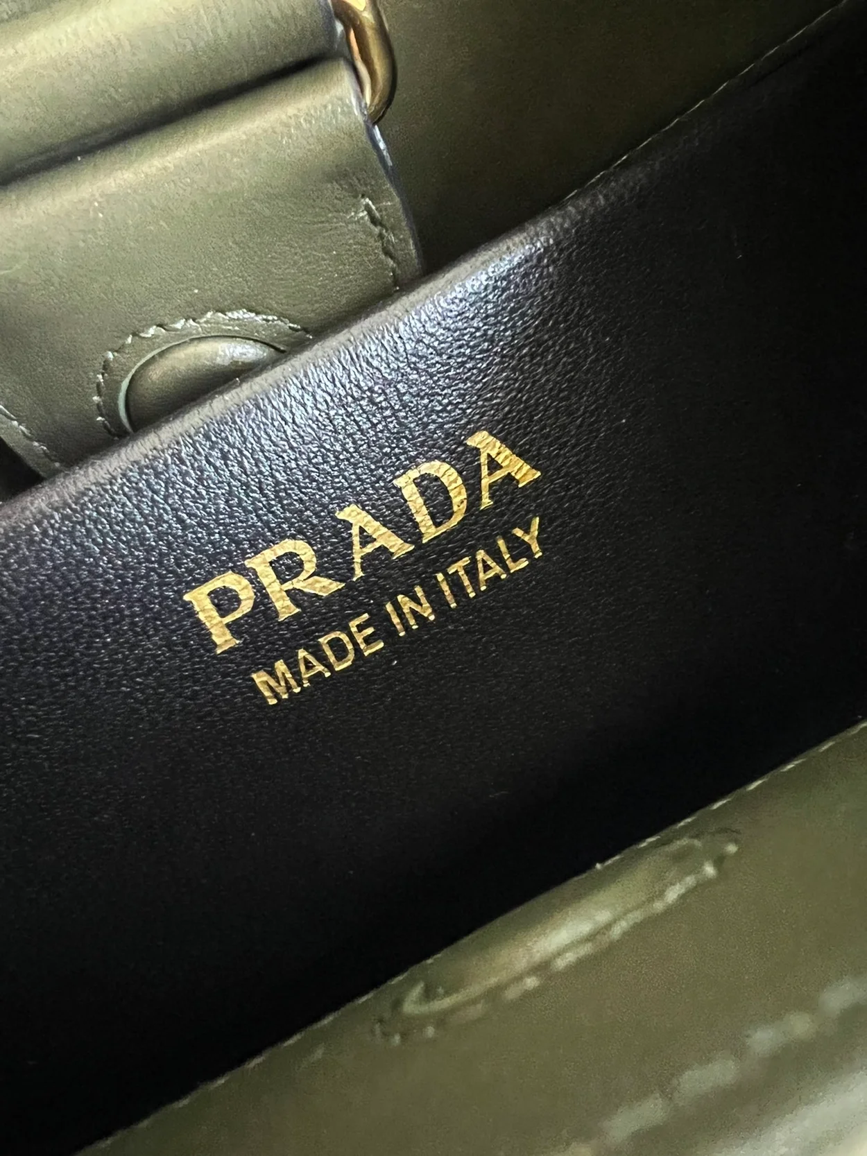 프라다 미디엄 클레오 레더 숄더백 카키