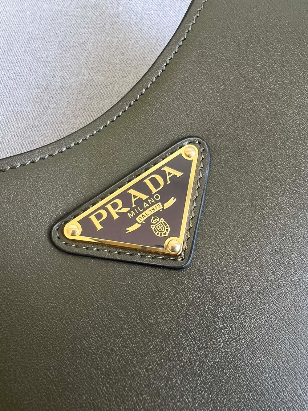 프라다 미디엄 클레오 레더 숄더백 카키