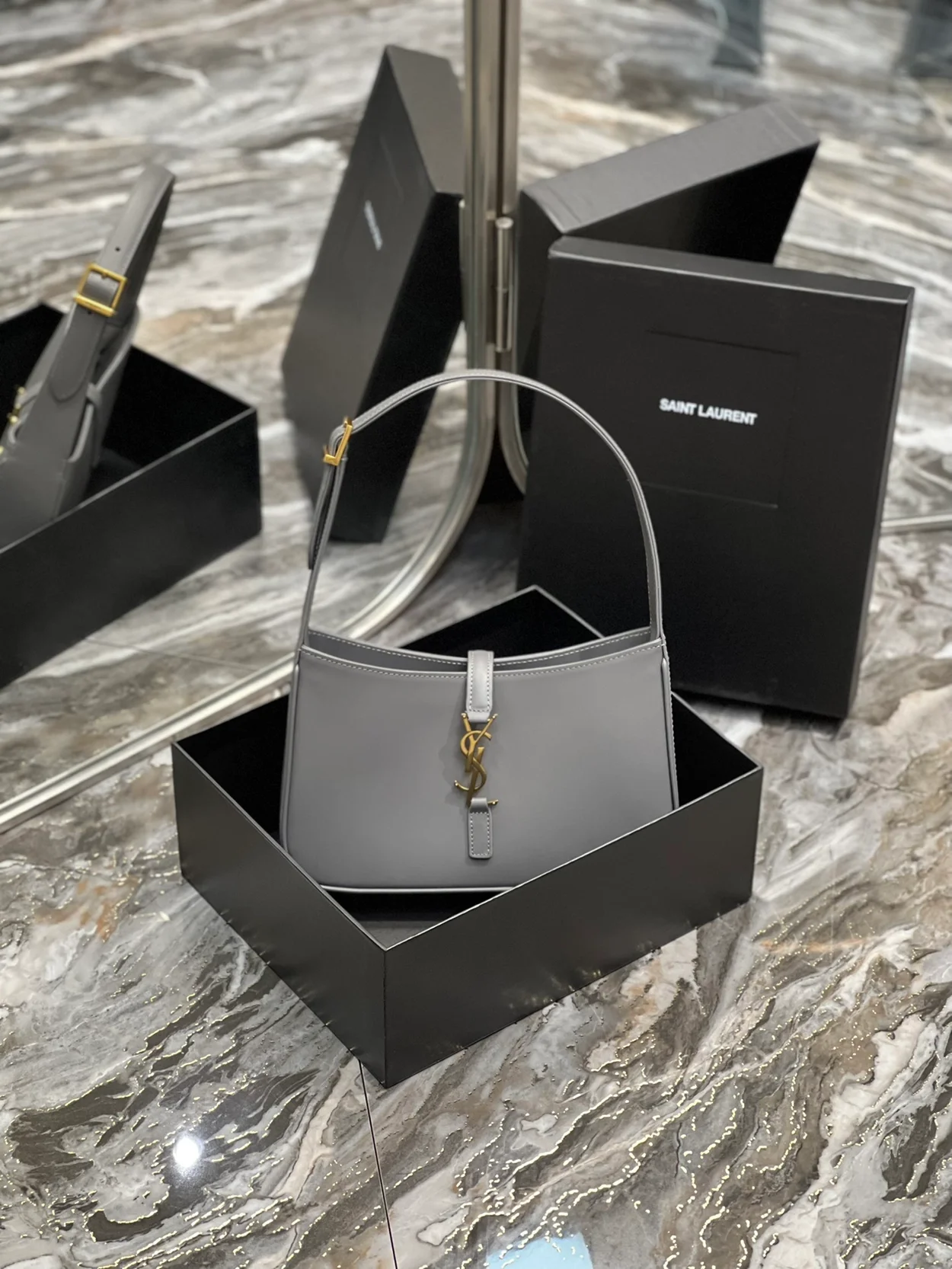 생로랑 LE 5 A 7 카바스 레더 호보백 그레이 골드