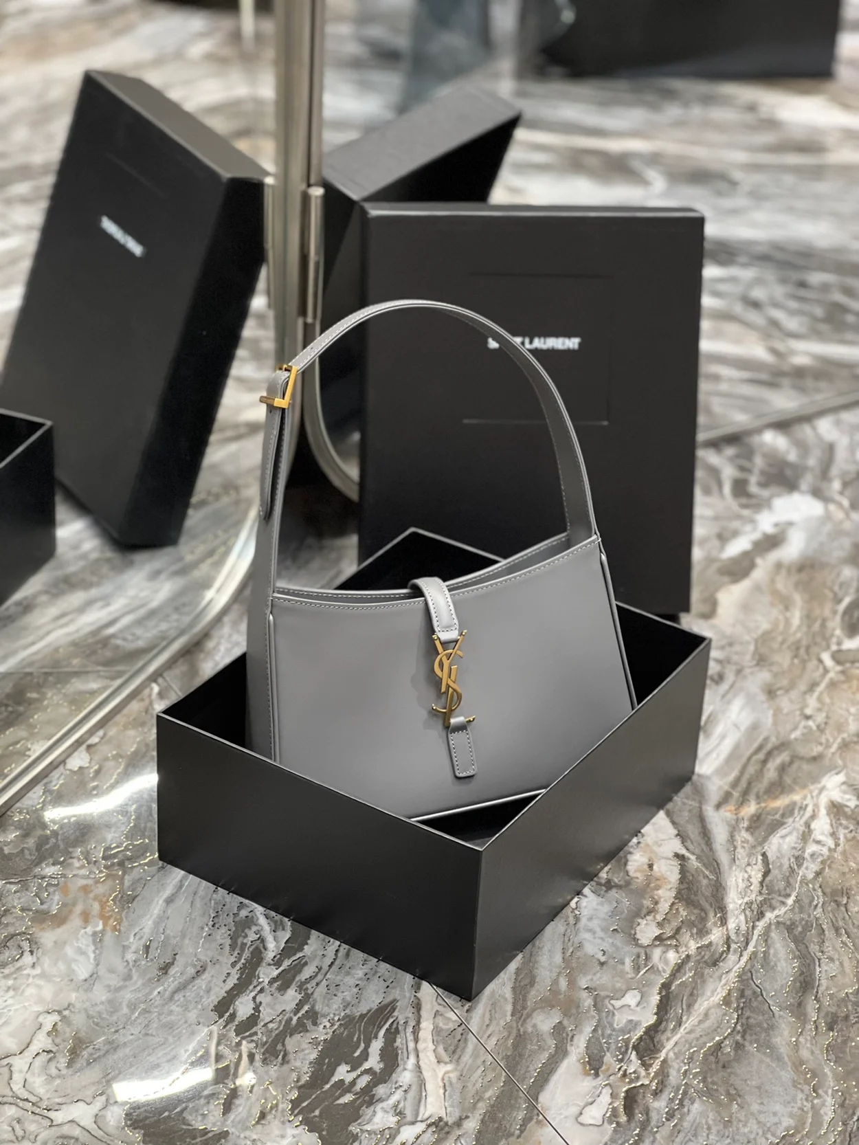 생로랑 LE 5 A 7 카바스 레더 호보백 그레이 골드