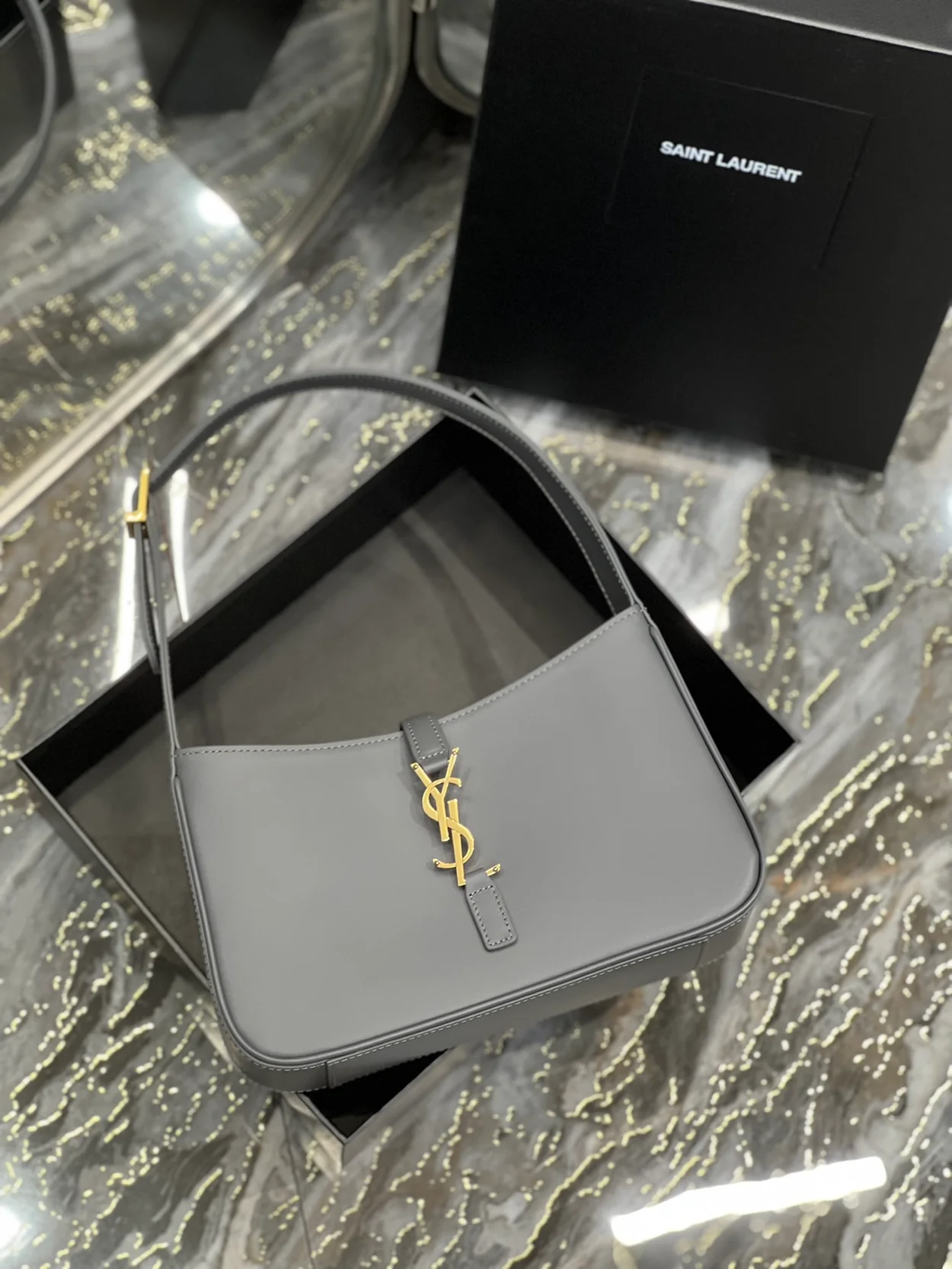 생로랑 LE 5 A 7 카바스 레더 호보백 그레이 골드