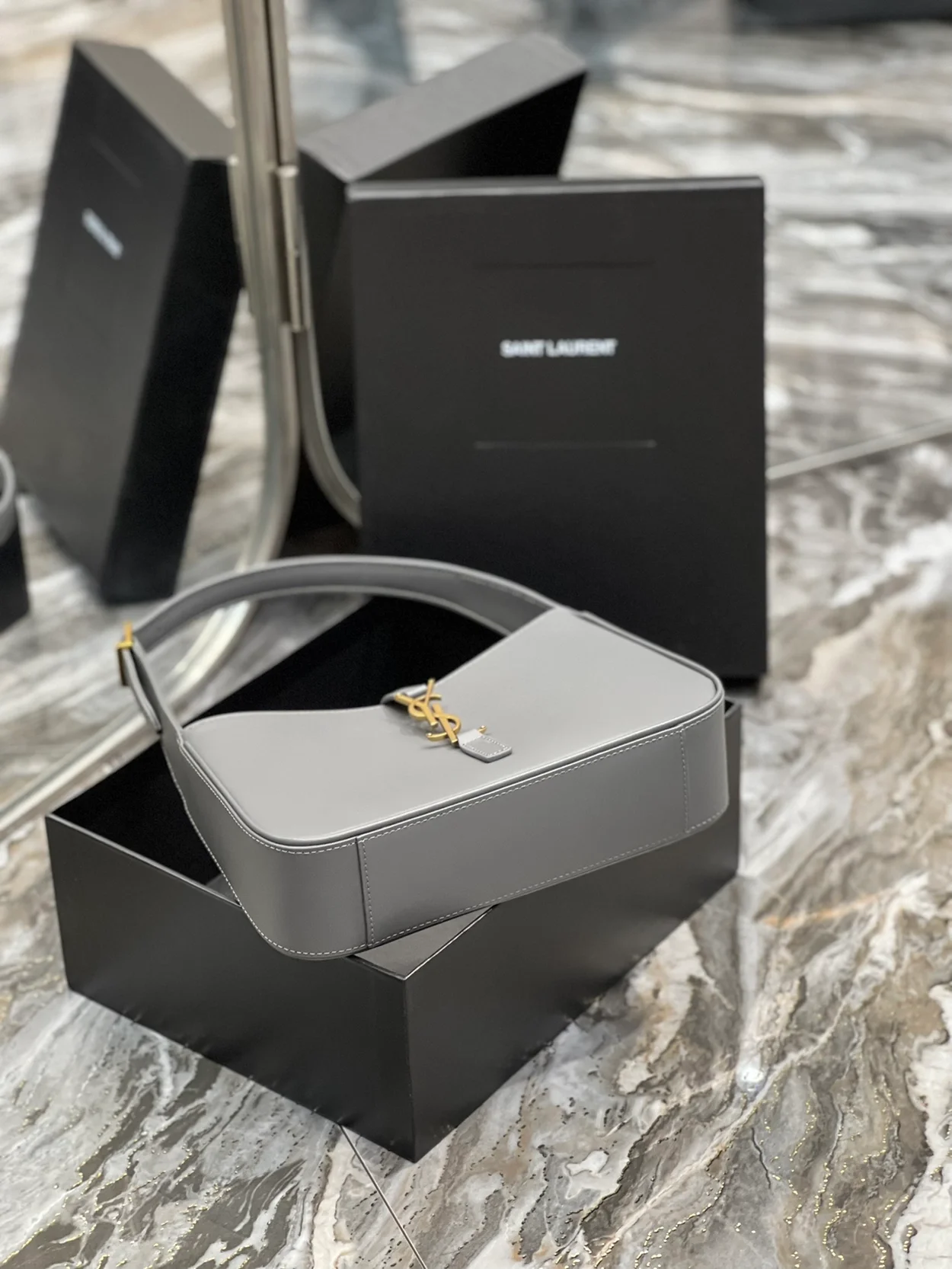 생로랑 LE 5 A 7 카바스 레더 호보백 그레이 골드