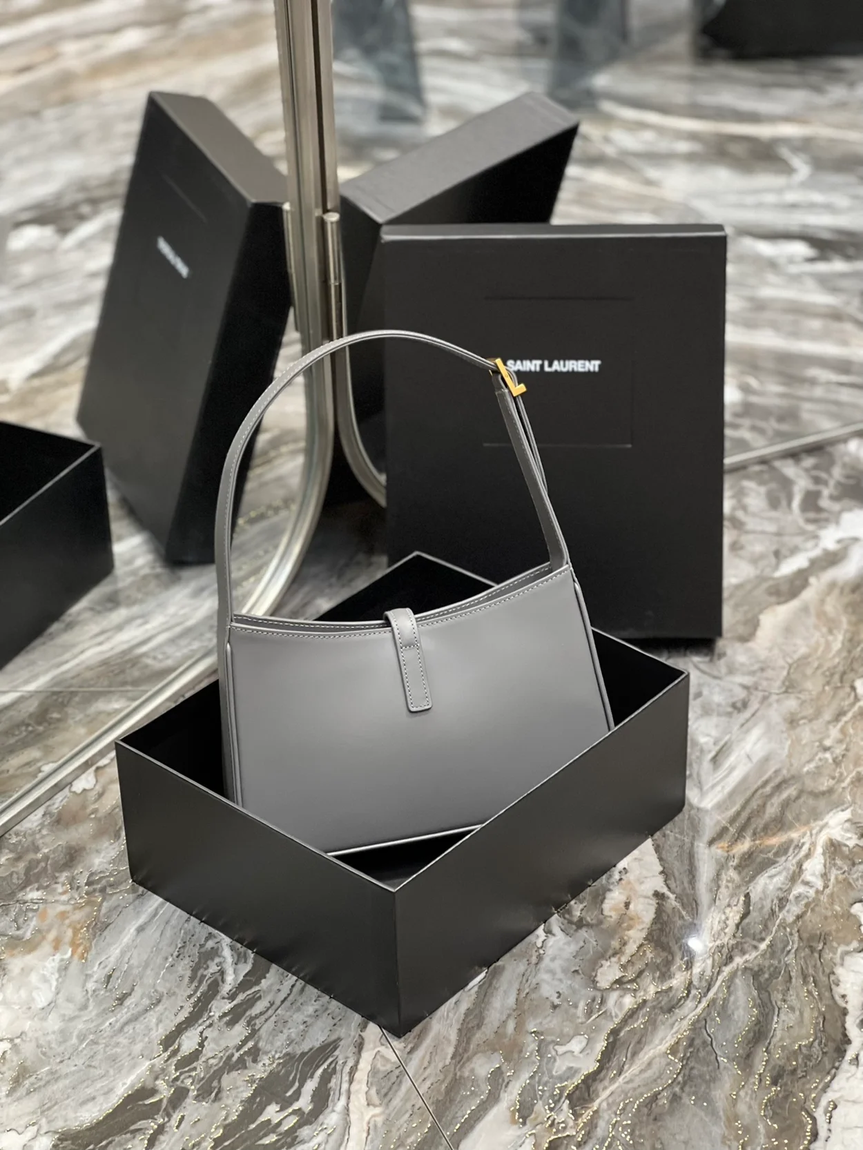 생로랑 LE 5 A 7 카바스 레더 호보백 그레이 골드