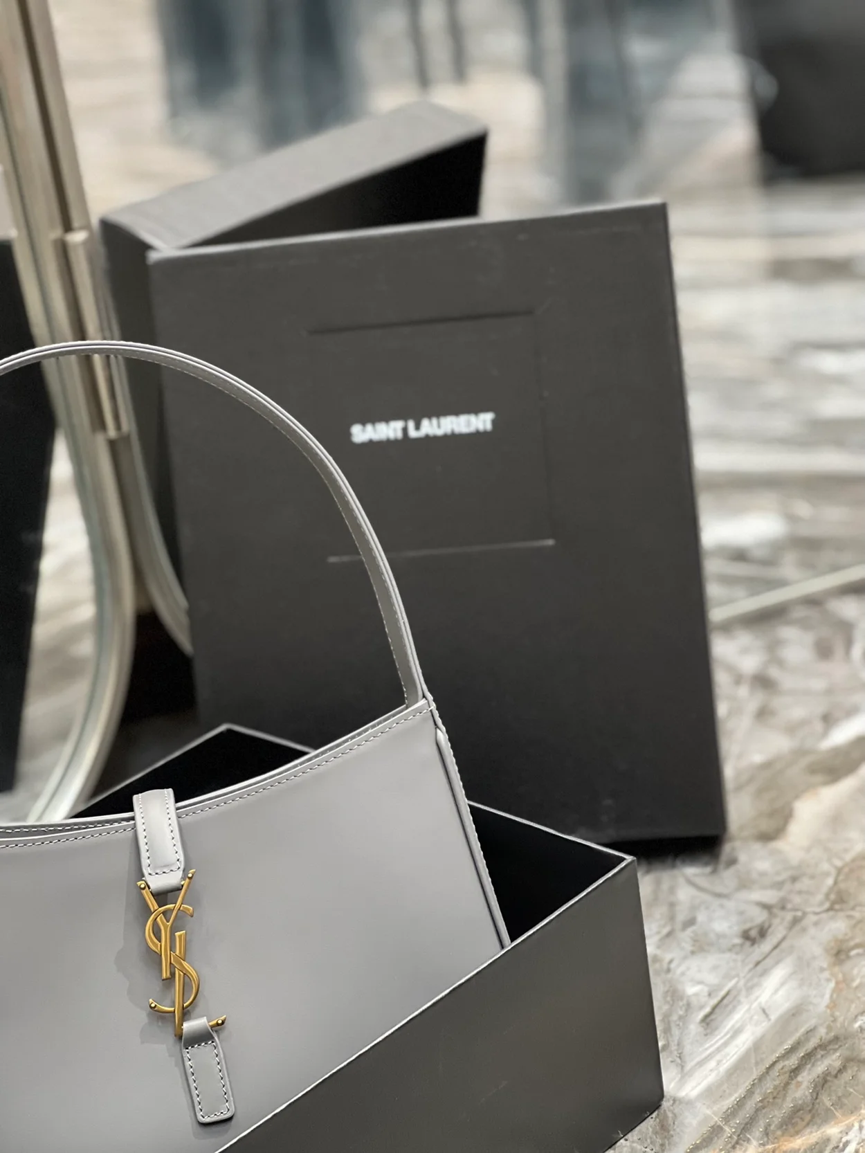 생로랑 LE 5 A 7 카바스 레더 호보백 그레이 골드