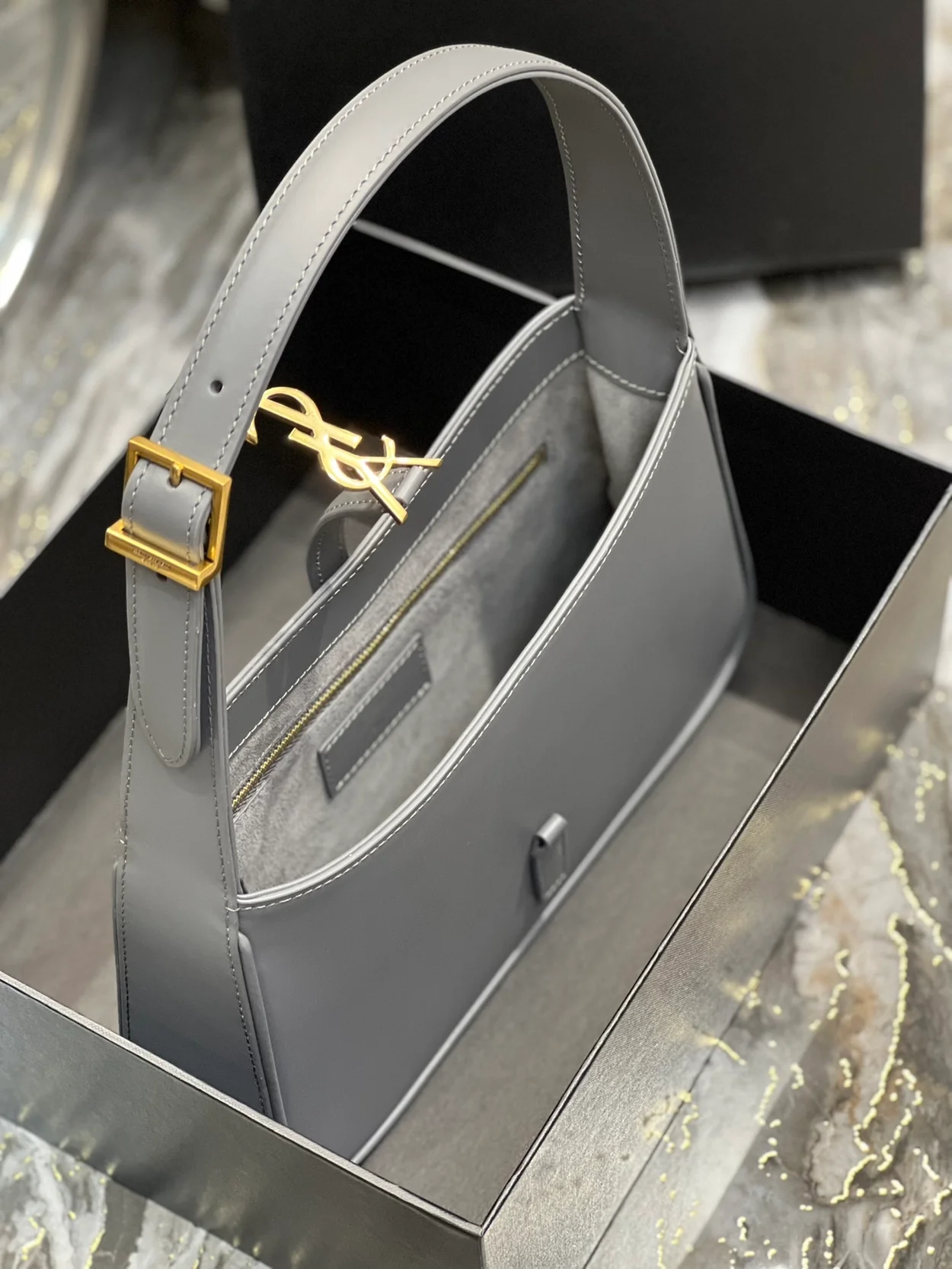 생로랑 LE 5 A 7 카바스 레더 호보백 그레이 골드