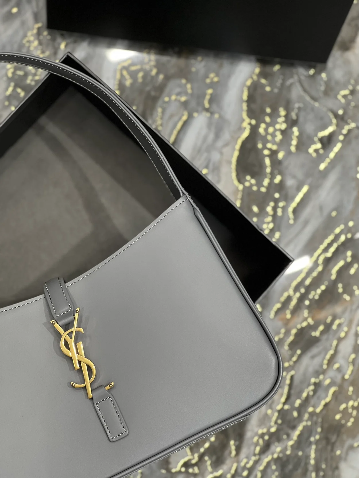 생로랑 LE 5 A 7 카바스 레더 호보백 그레이 골드