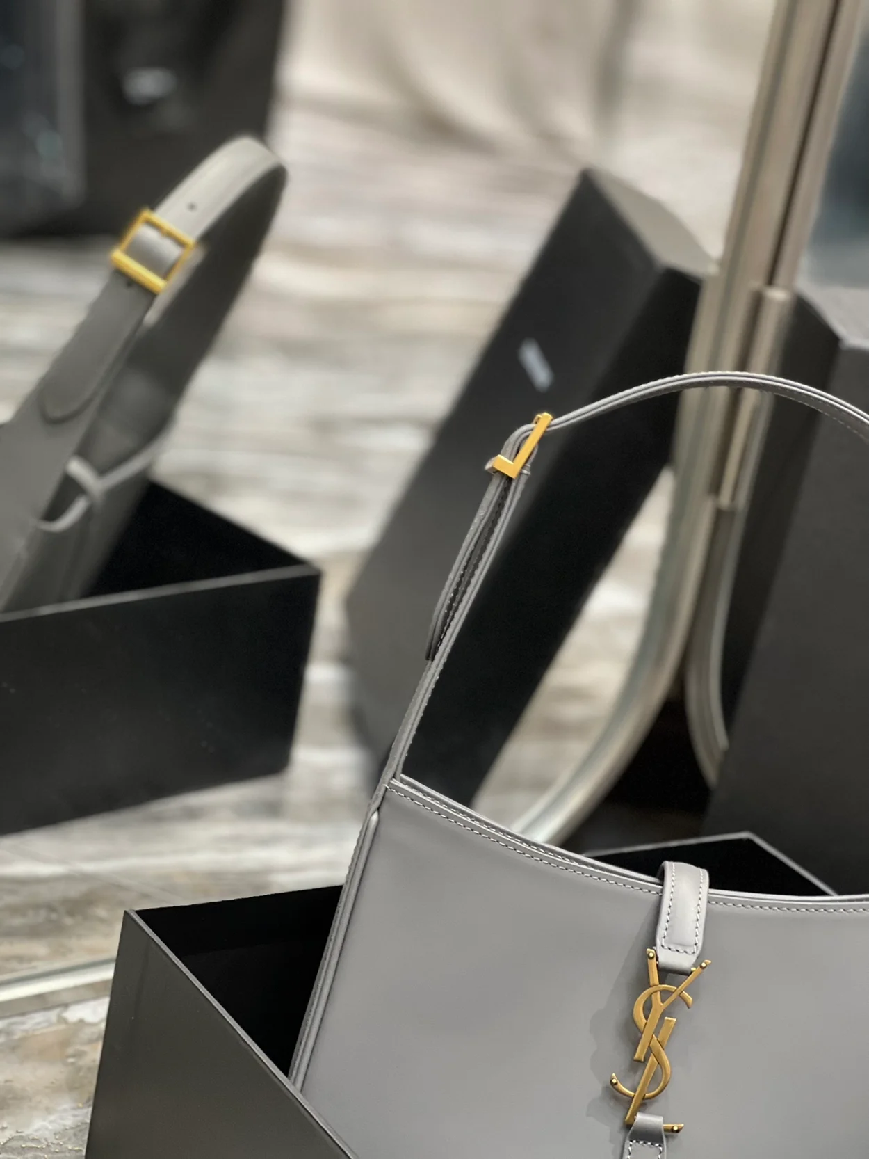 생로랑 LE 5 A 7 카바스 레더 호보백 그레이 골드