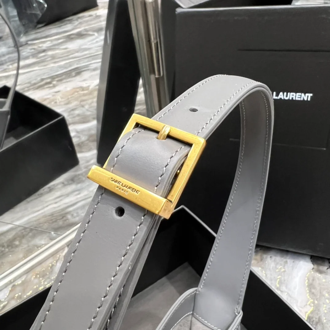 생로랑 LE 5 A 7 카바스 레더 호보백 그레이 골드