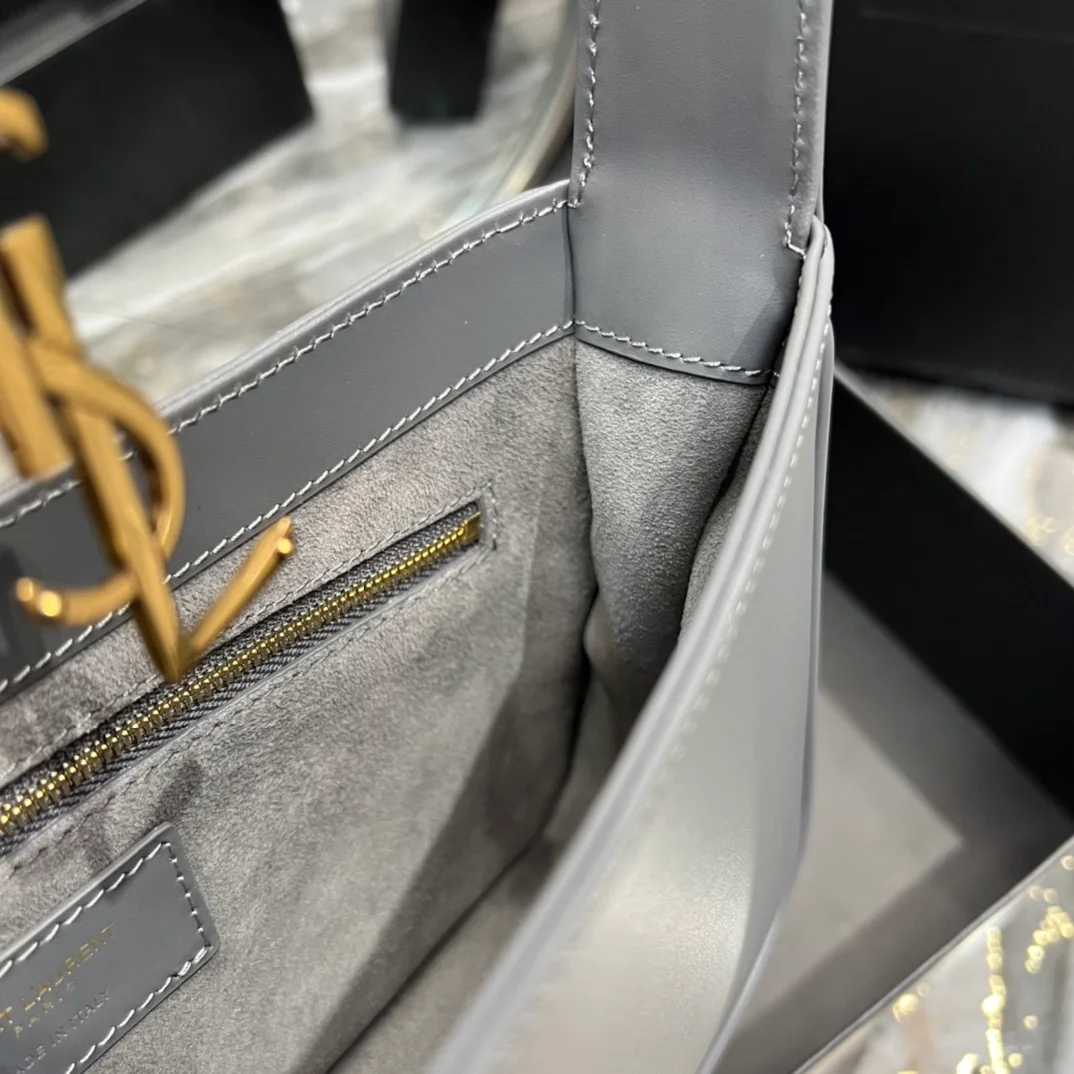 생로랑 LE 5 A 7 카바스 레더 호보백 그레이 골드