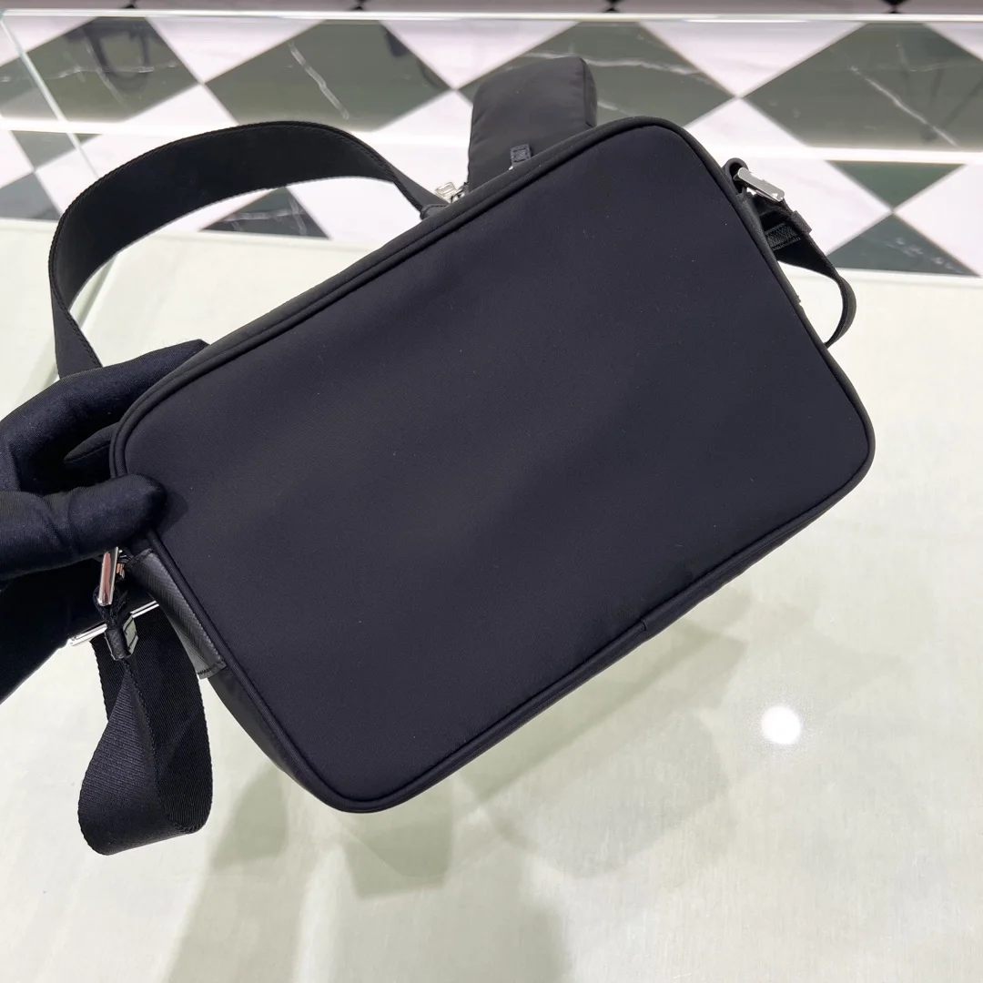 프라다 리나일론 숄더백 블랙