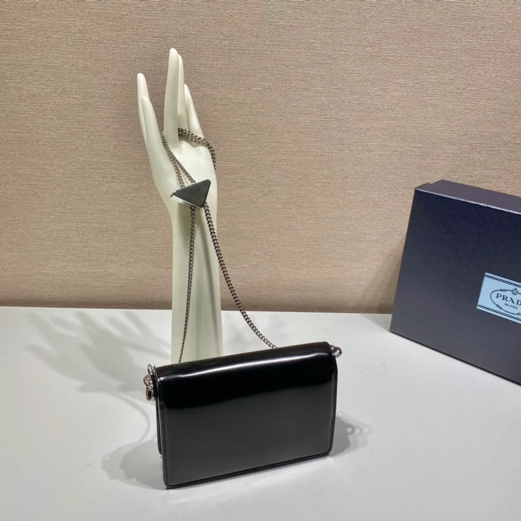 프라다 브러쉬드 레더 숄더백 블랙