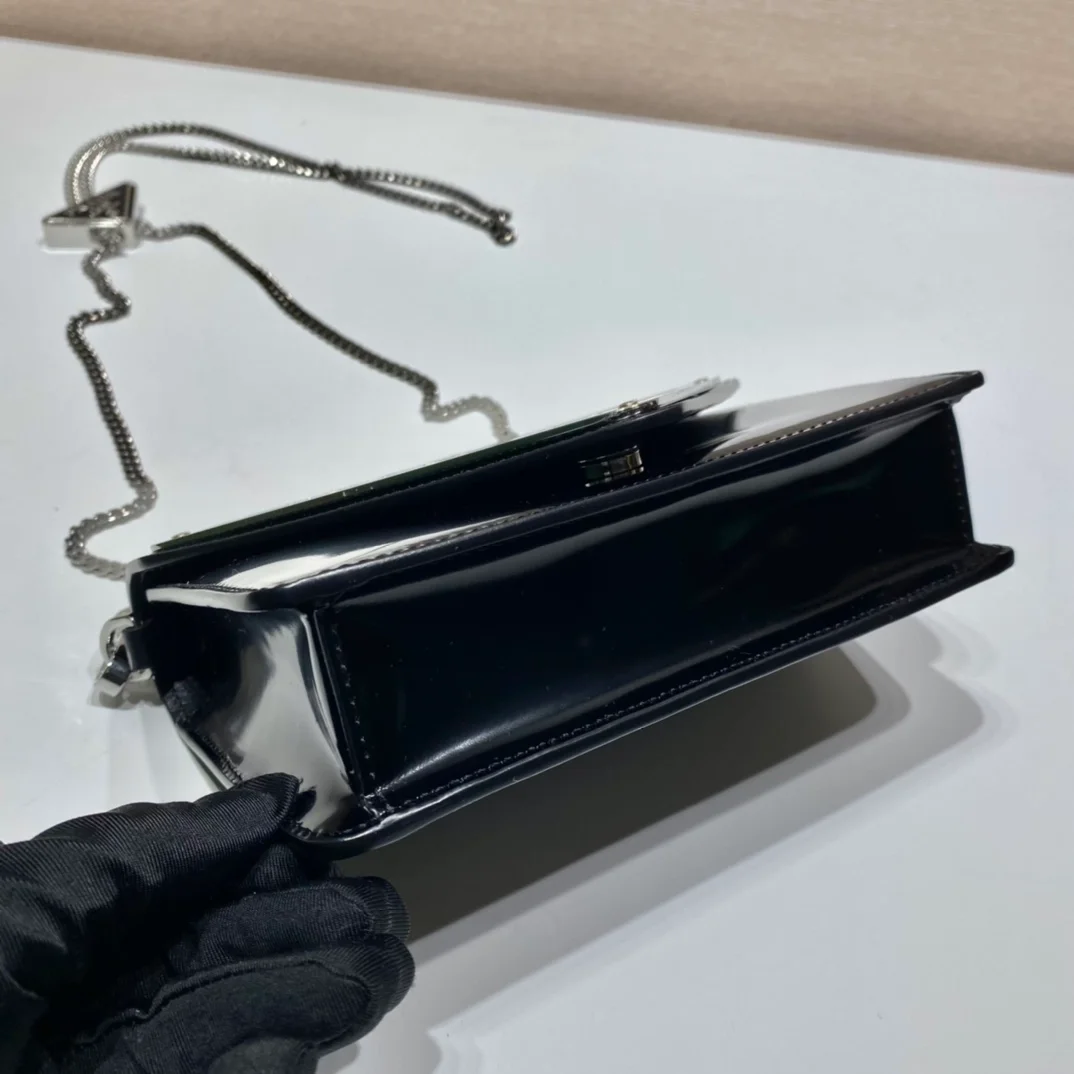 프라다 브러쉬드 레더 숄더백 블랙