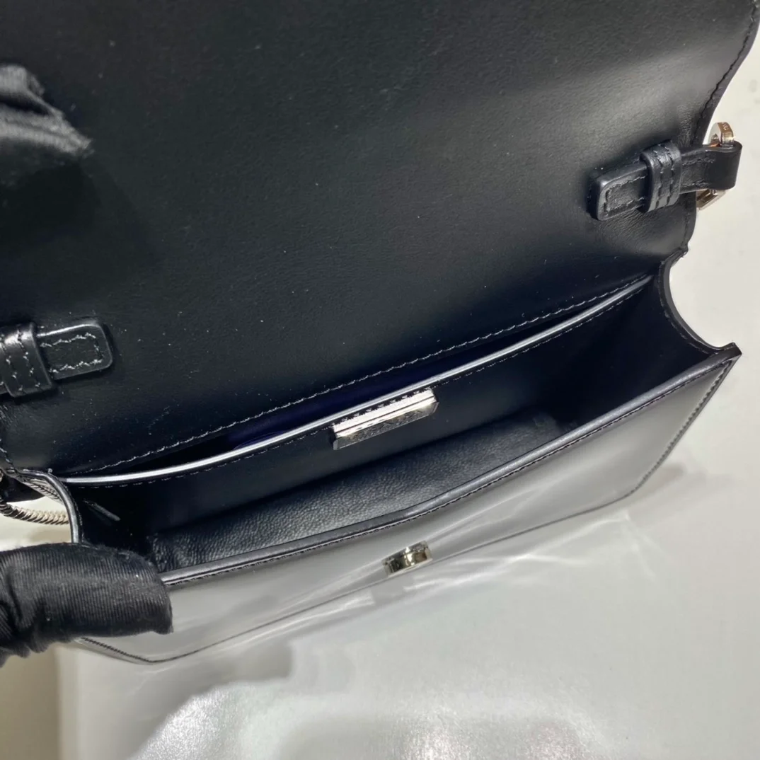 프라다 브러쉬드 레더 숄더백 블랙