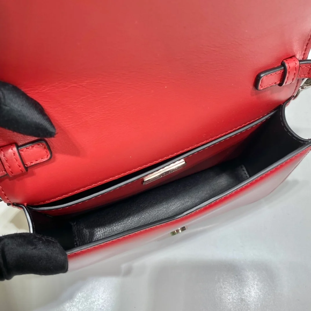 프라다 브러쉬드 레더 숄더백 레드