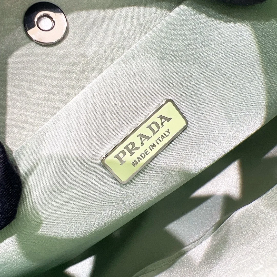 프라다 클레오 크리스탈 새틴 숄더백 아쿠아