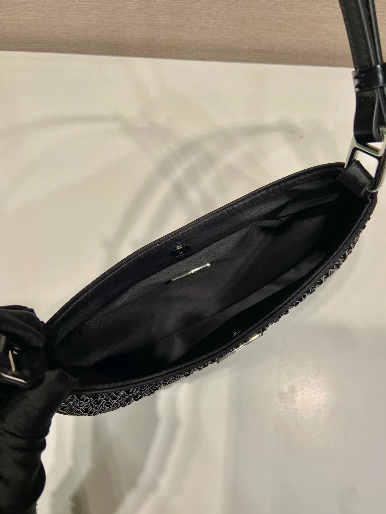 프라다 클레오 크리스탈 새틴 숄더백 블랙