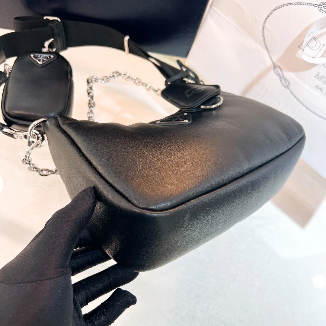 프라다 리에디션 패딩 나파 레더 숄더백 블랙