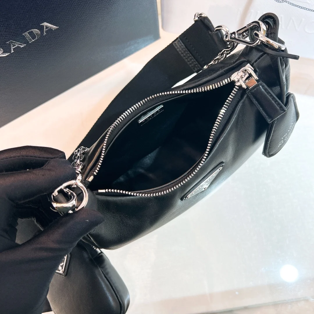 프라다 리에디션 패딩 나파 레더 숄더백 블랙