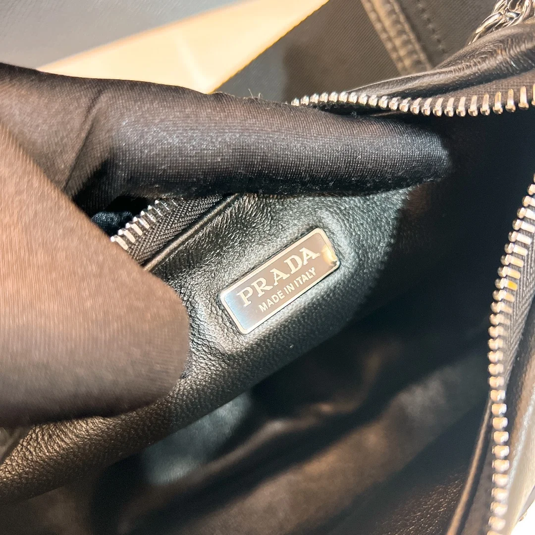 프라다 리에디션 패딩 나파 레더 숄더백 블랙
