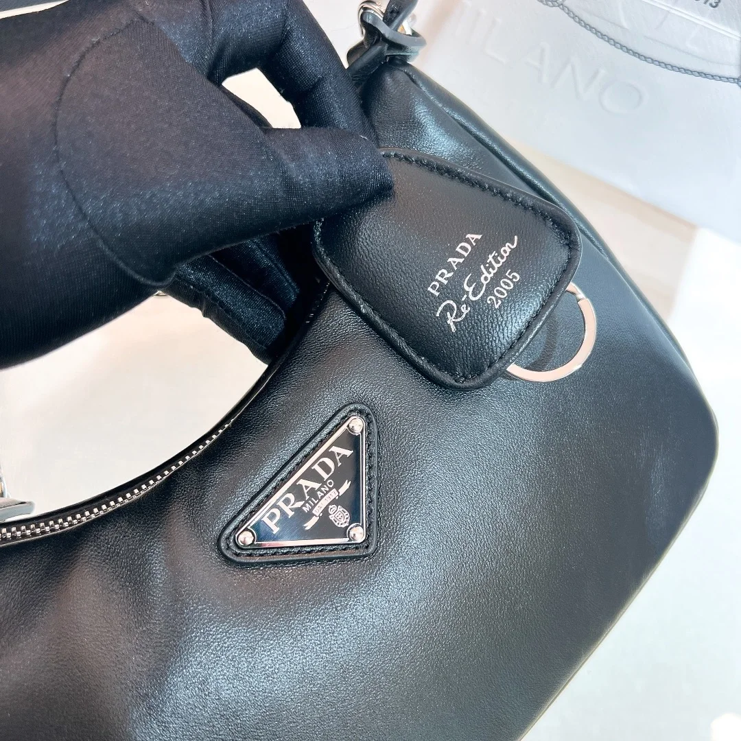 프라다 리에디션 패딩 나파 레더 숄더백 블랙
