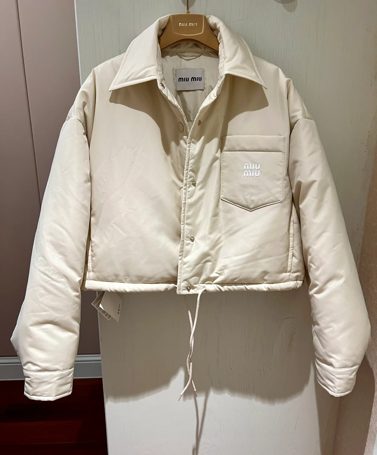 미우미우 크롭 테크니컬 패브릭 다운 패딩 자켓