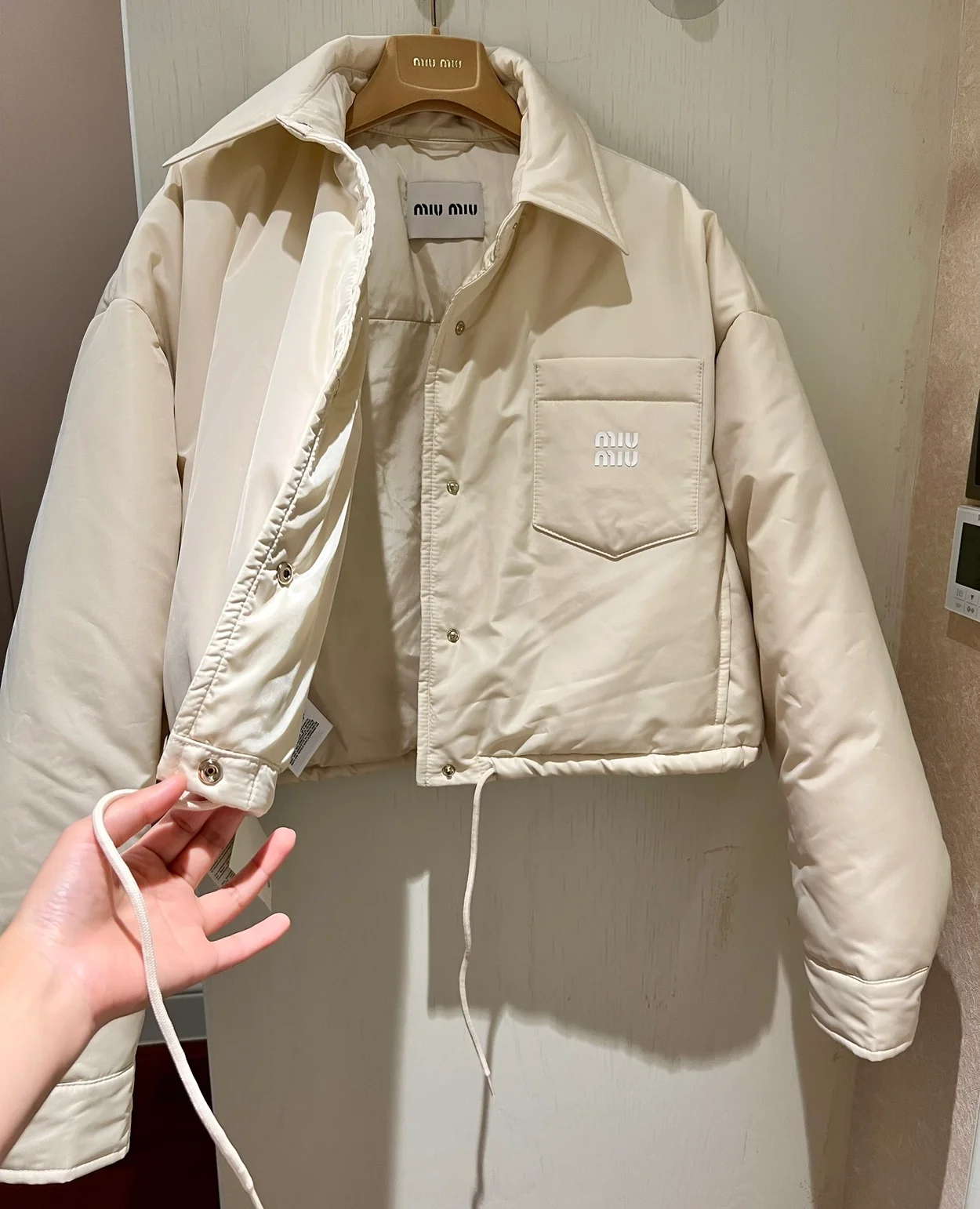 미우미우 크롭 테크니컬 패브릭 다운 패딩 자켓