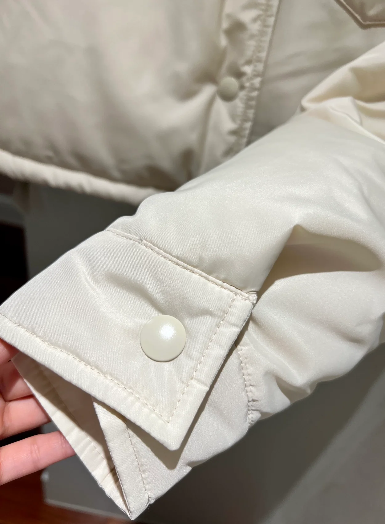 미우미우 크롭 테크니컬 패브릭 다운 패딩 자켓