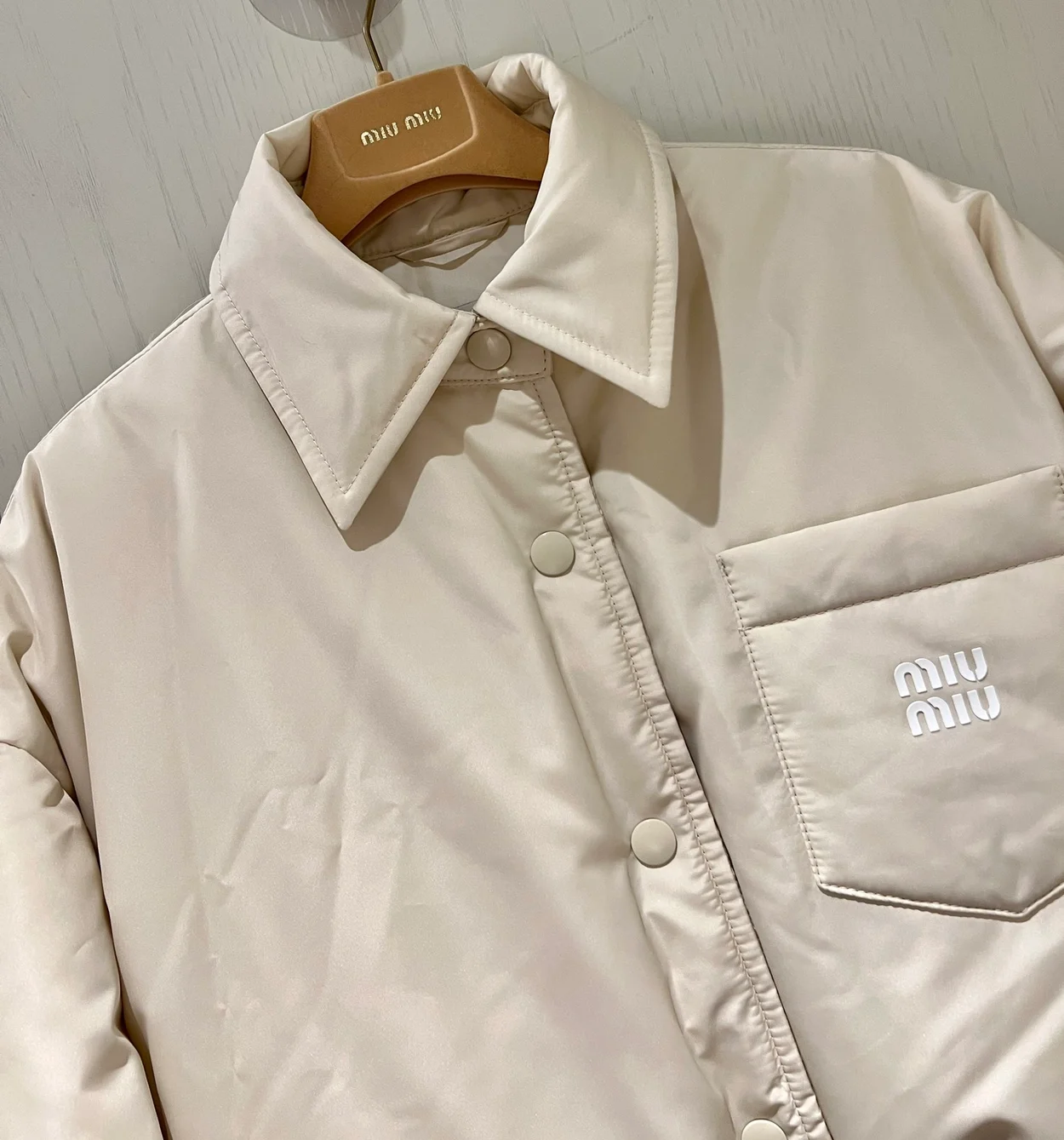 미우미우 크롭 테크니컬 패브릭 다운 패딩 자켓