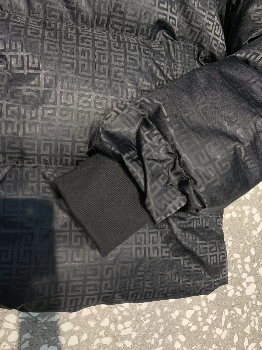 지방시 자카드 스탠드 카라 다운 자켓