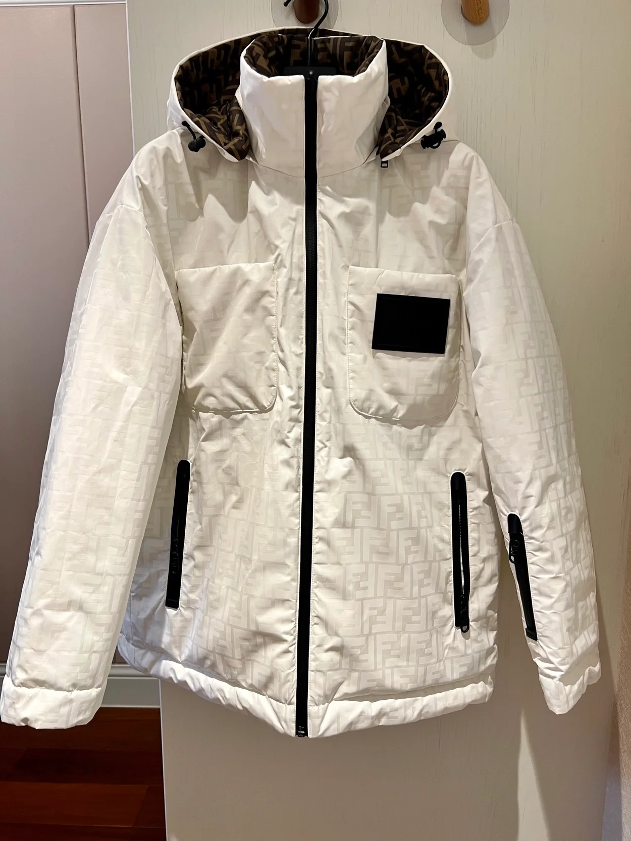 펜디 화이트 FF 나일론 다운 자켓