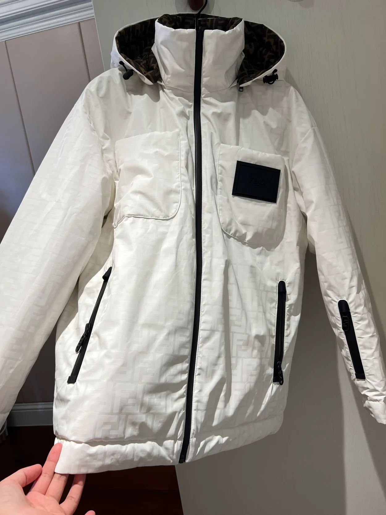 펜디 화이트 FF 나일론 다운 자켓