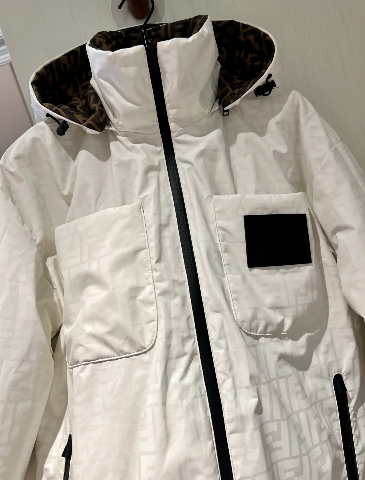 펜디 화이트 FF 나일론 다운 자켓