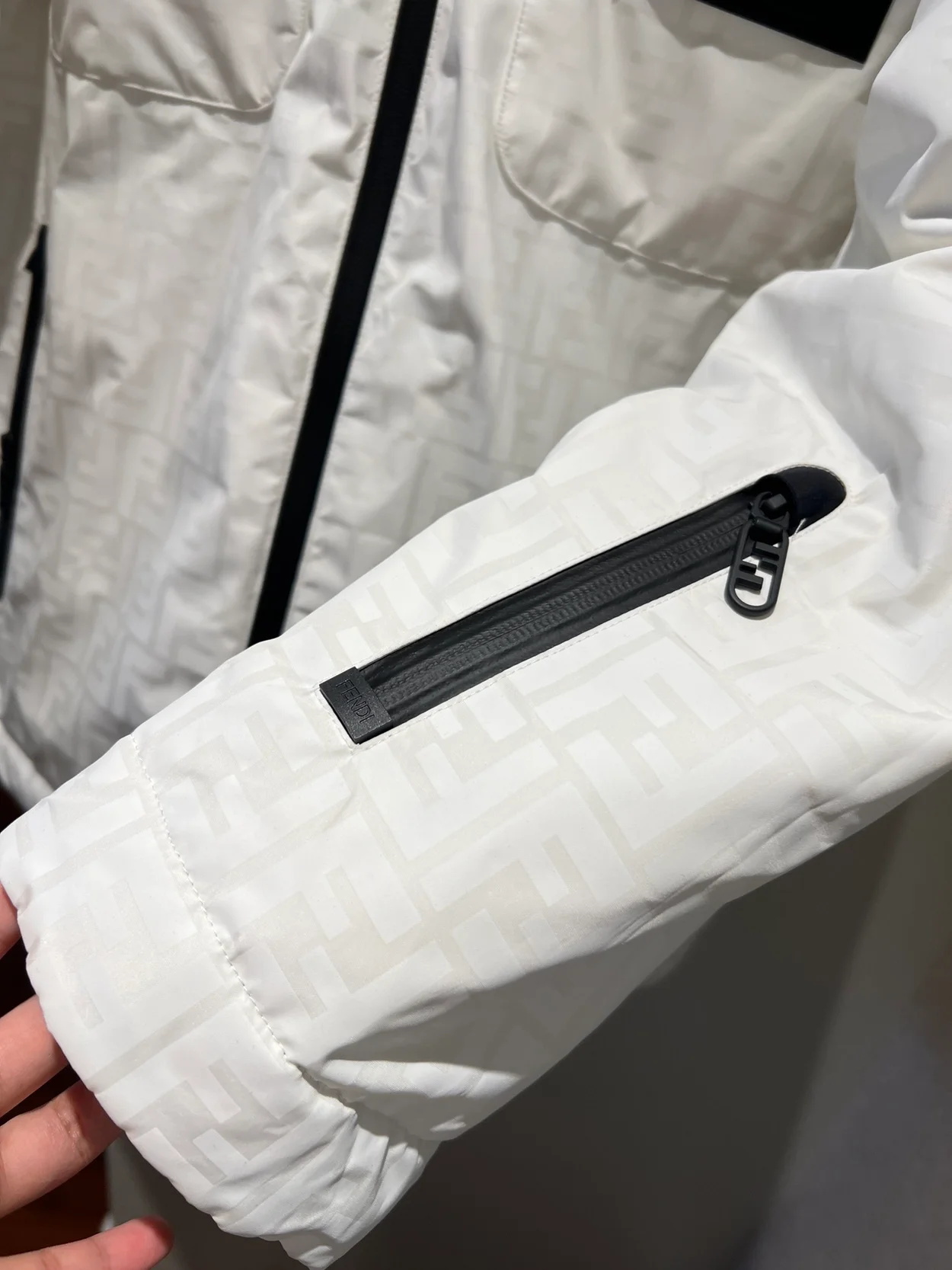 펜디 화이트 FF 나일론 다운 자켓