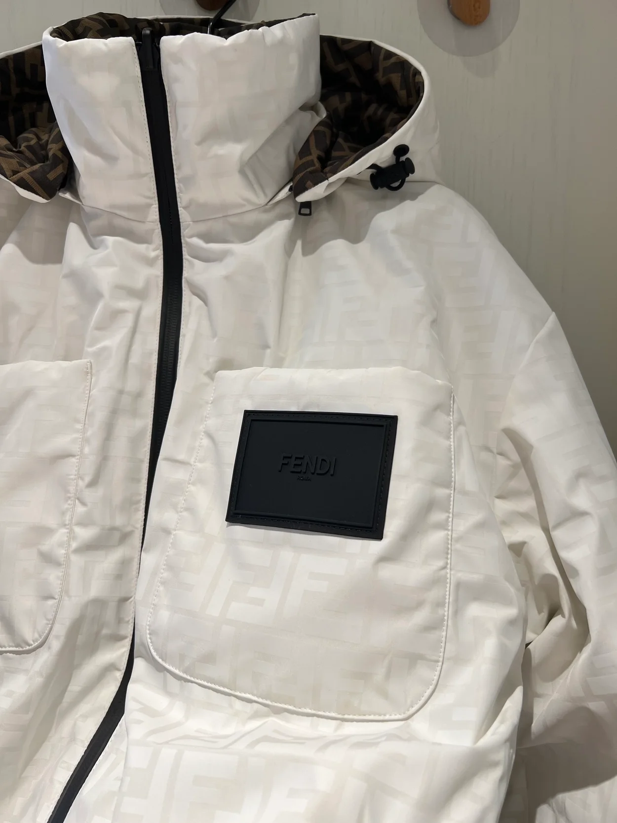 펜디 화이트 FF 나일론 다운 자켓