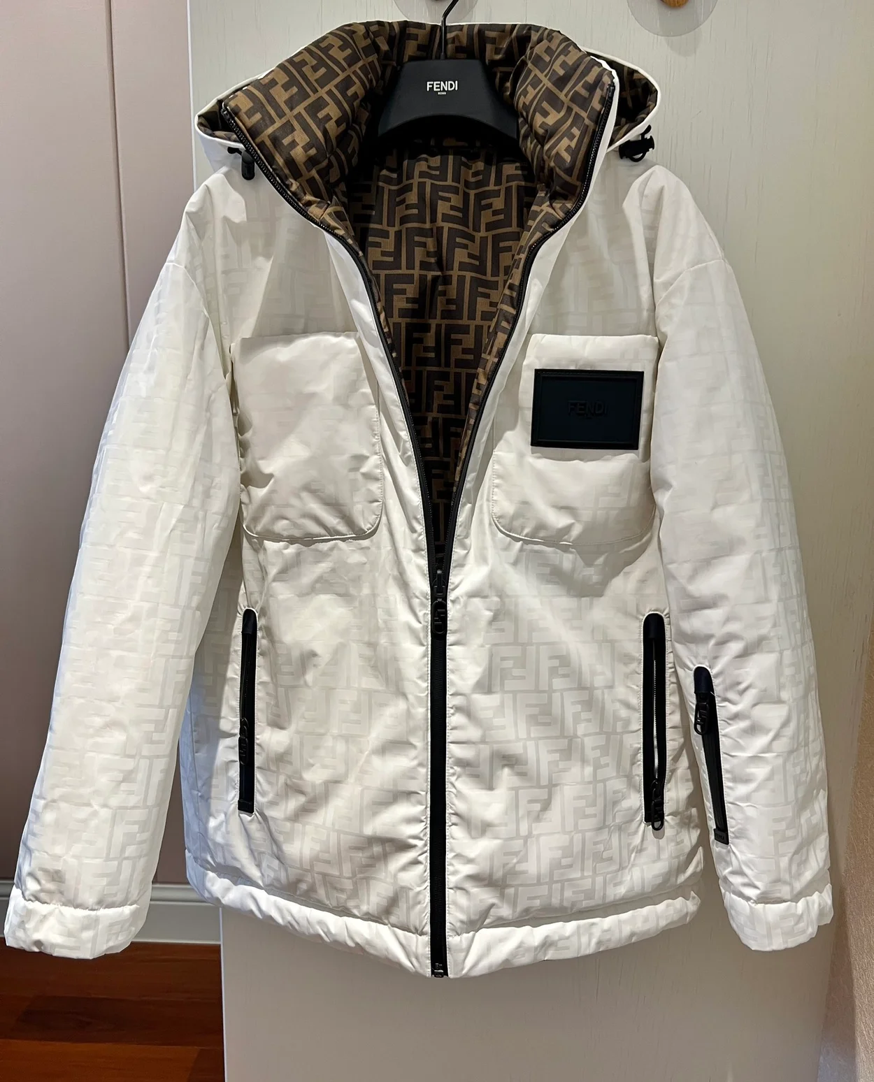 펜디 화이트 FF 나일론 다운 자켓