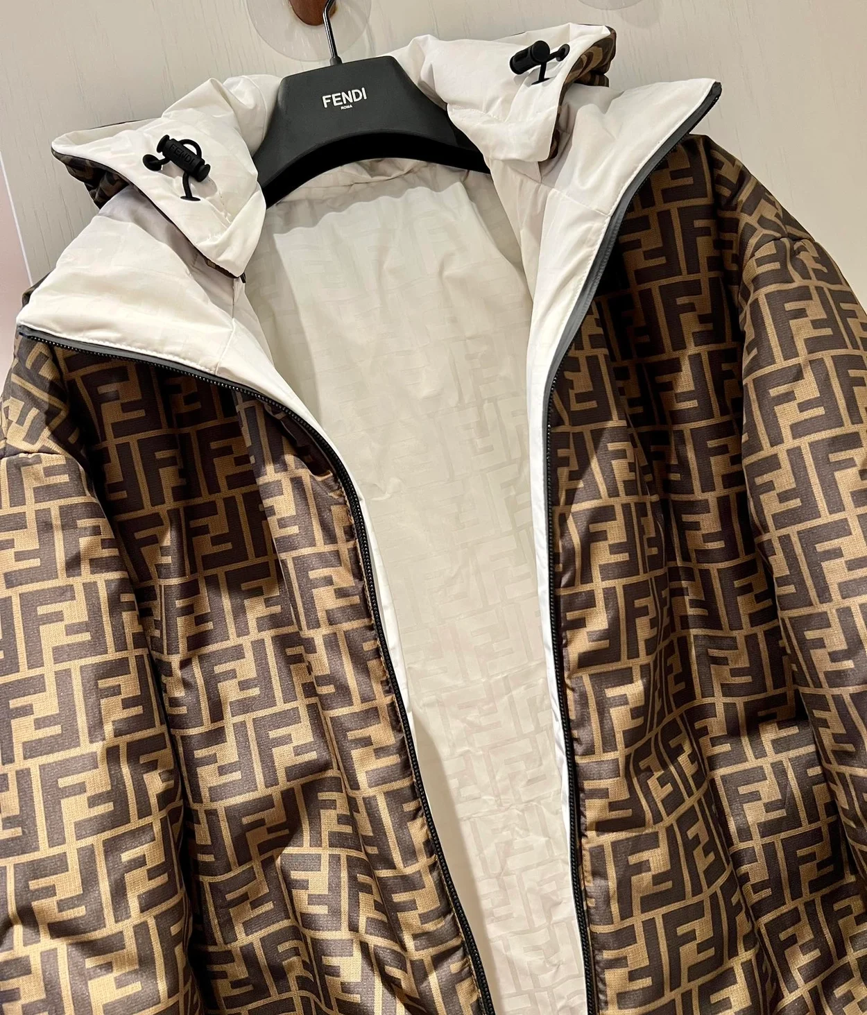 펜디 화이트 FF 나일론 다운 자켓